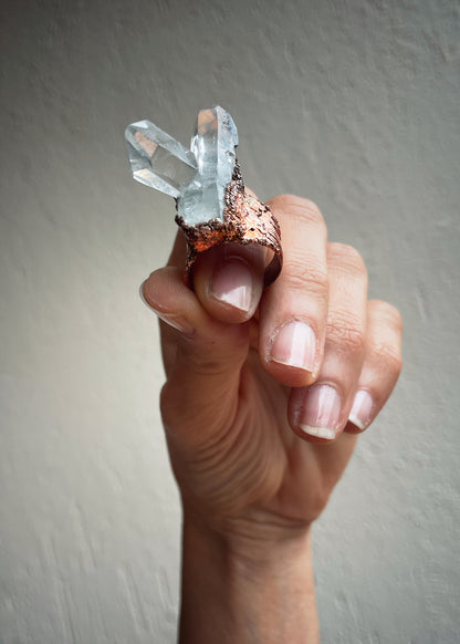 Anello con Cluster di Quarzo Ialino – Pezzo Unico | Misura 18mm (8US)