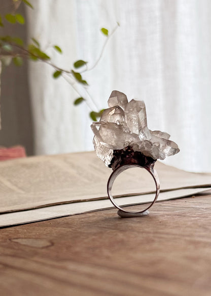 Anello Artigianale in Rame con Cluster di Quarzo Ialino – Pezzo Unico | Misura 20mm (10US)