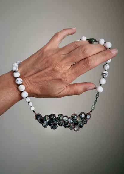 Howlite necklace with sculptural moss agate pendant – Ebbijoux