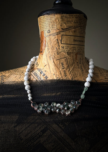 Howlite necklace with sculptural moss agate pendant – Ebbijoux