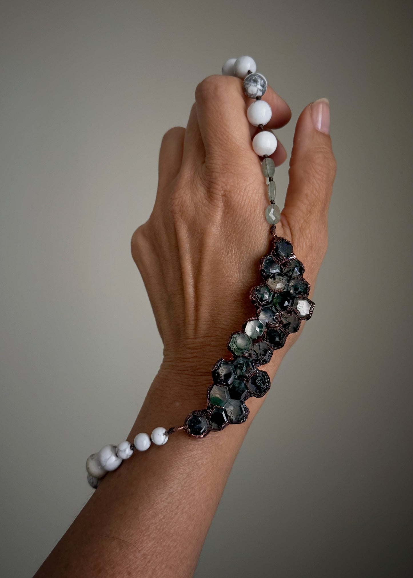 Howlite necklace with sculptural moss agate pendant – Ebbijoux