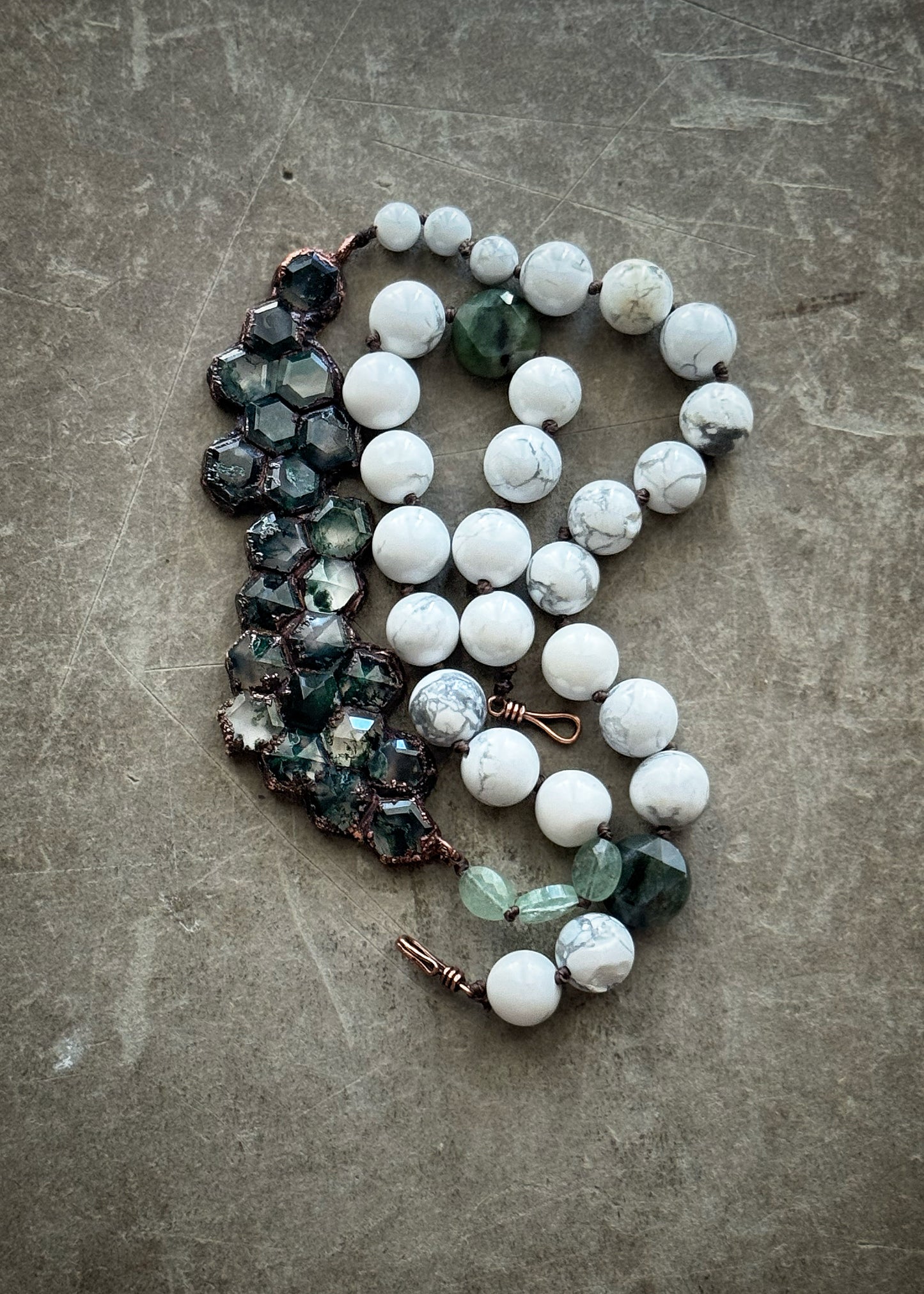 Howlite necklace with sculptural moss agate pendant – Ebbijoux