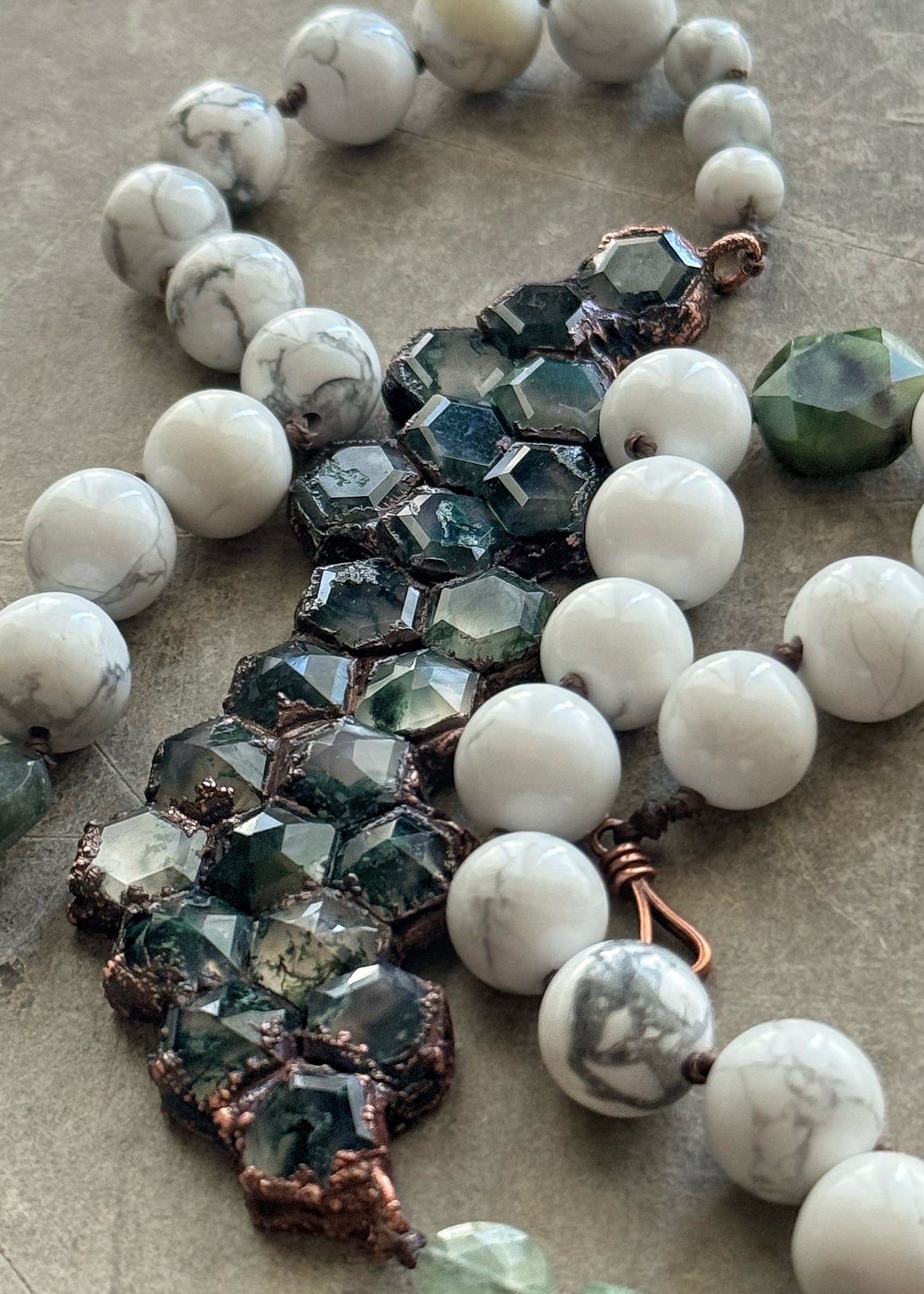 Howlite necklace with sculptural moss agate pendant – Ebbijoux