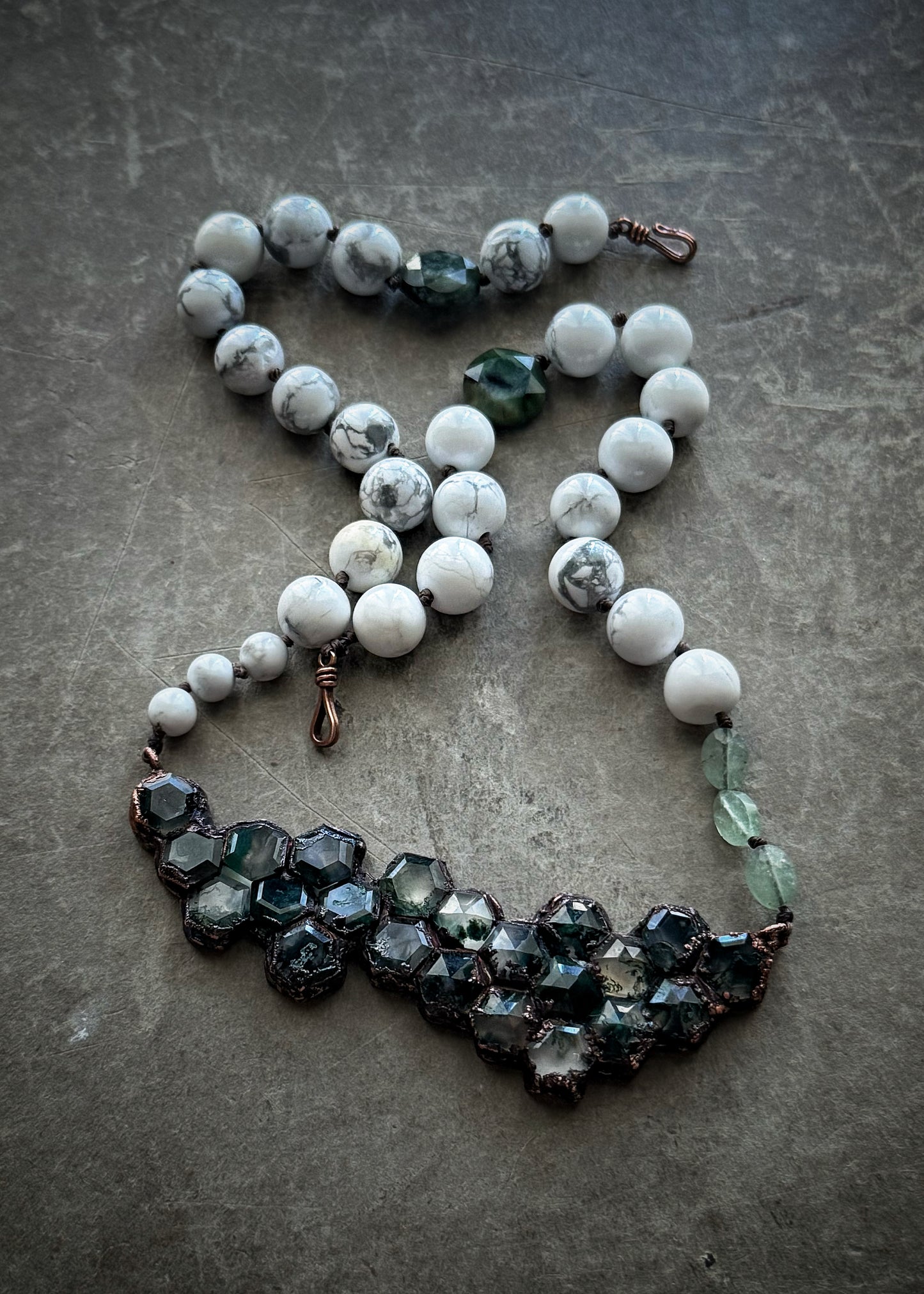 Howlite necklace with sculptural moss agate pendant – Ebbijoux