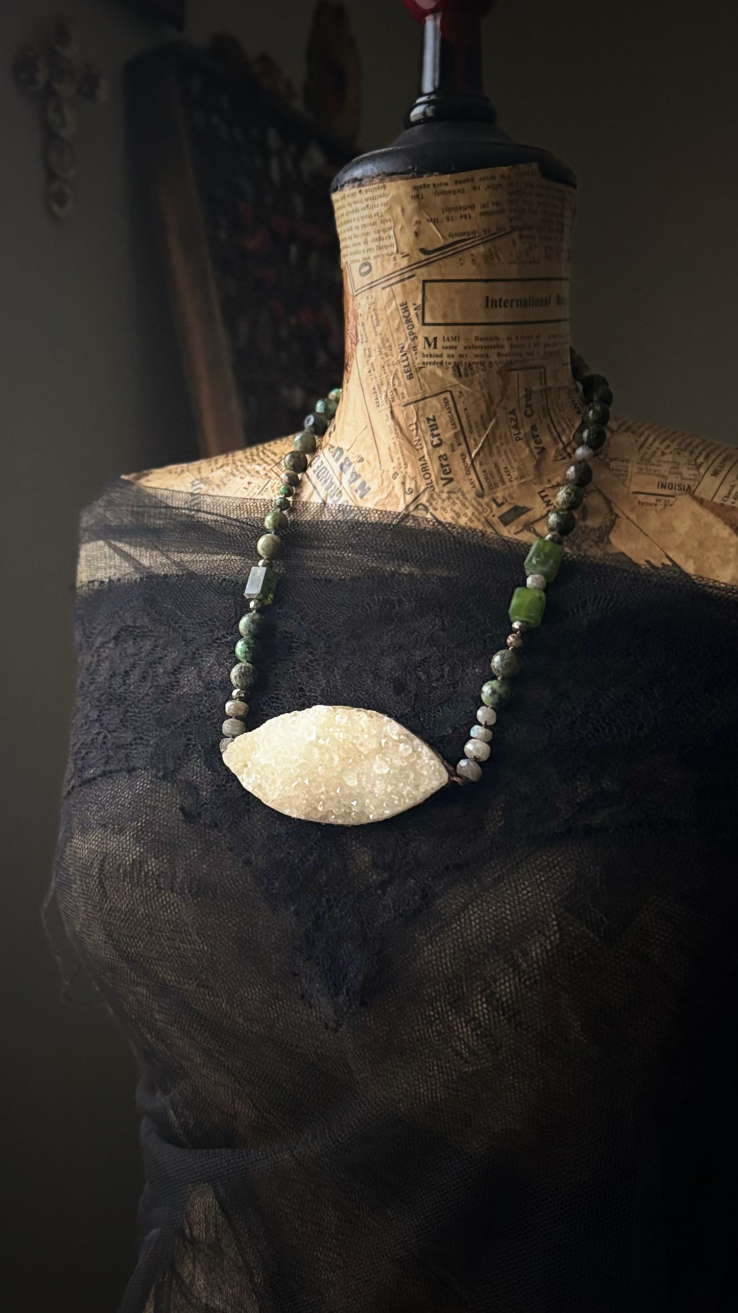Collana con drusa di quarzo, turchesi e prehnite