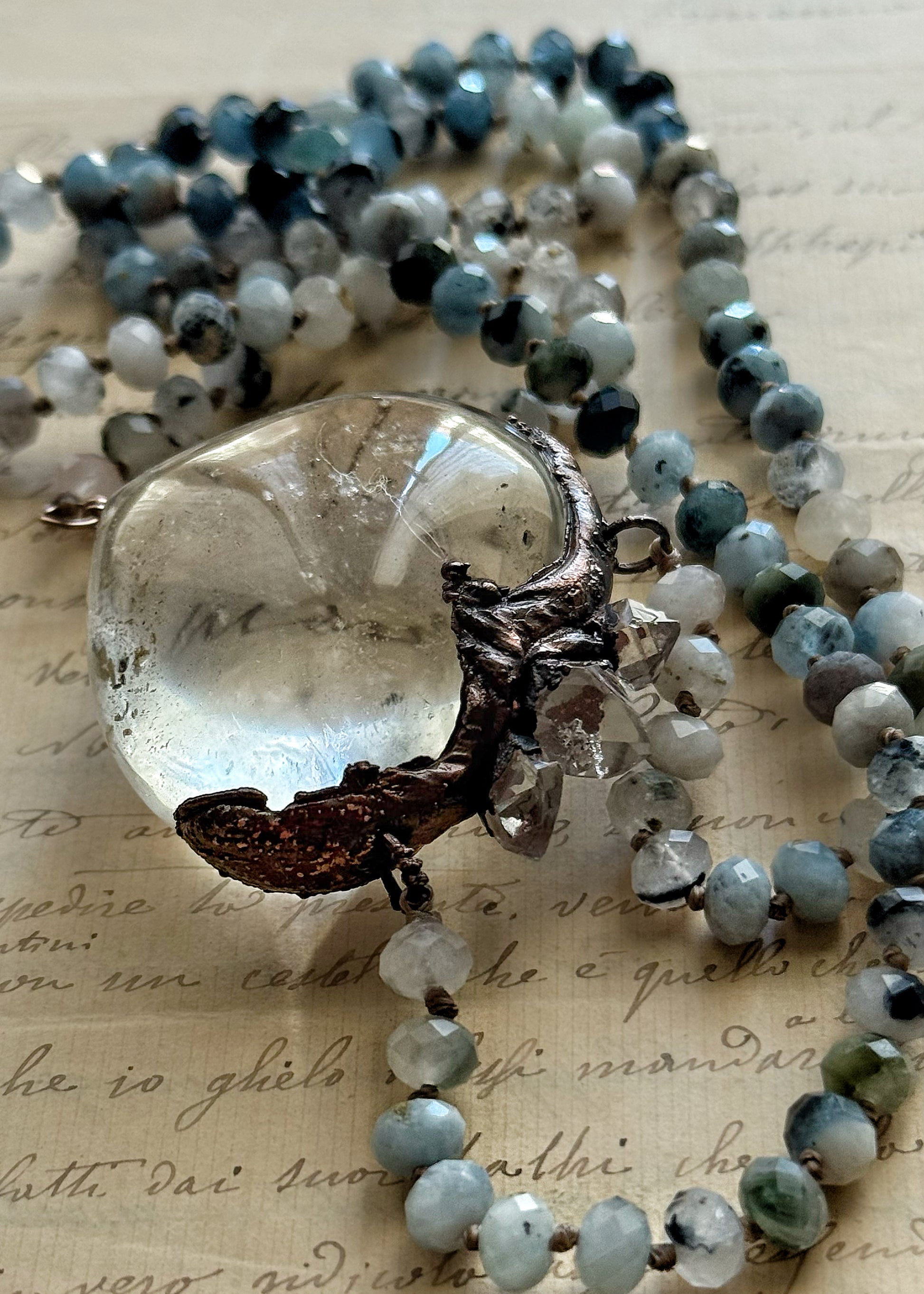 Dettaglio ciondolo cuore in quarzo Himalaya con punte di Herkimer – Ebbijoux