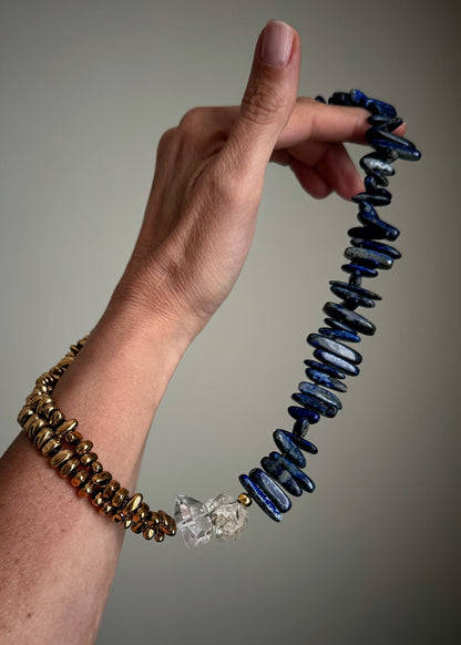 Asymmetrical necklace with Lapis Lazuli, Quartz and gilded Hematite – Mod. 14 Ebbijoux