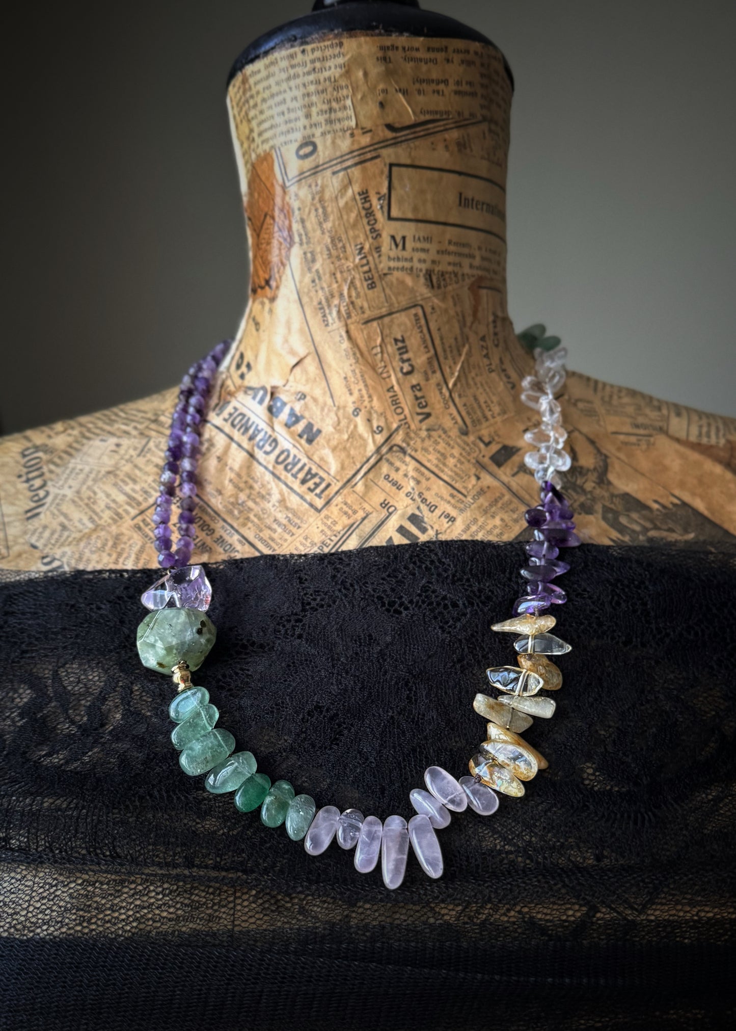 Collana Asimmetrica con Ametista, Prehnite e Quarzi – Mod.15 | Ebbijoux