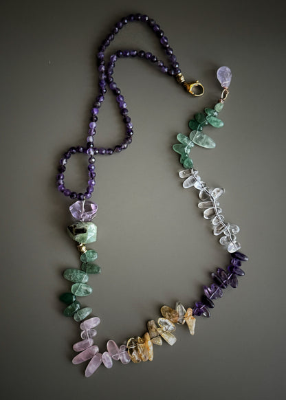 Collana Asimmetrica con Ametista, Prehnite e Quarzi – Mod.15 | Ebbijoux