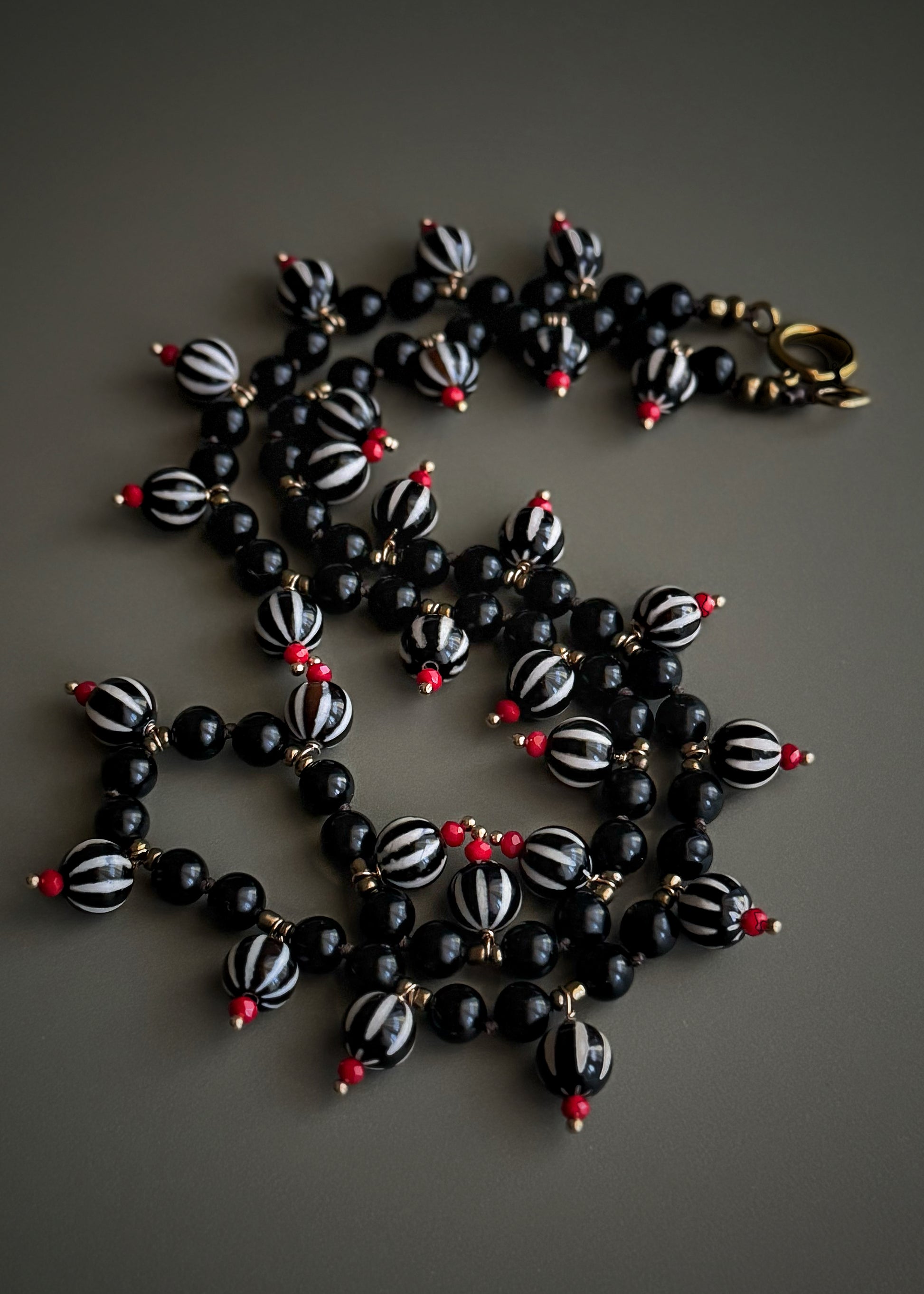 Collana distesa su sfondo grigio