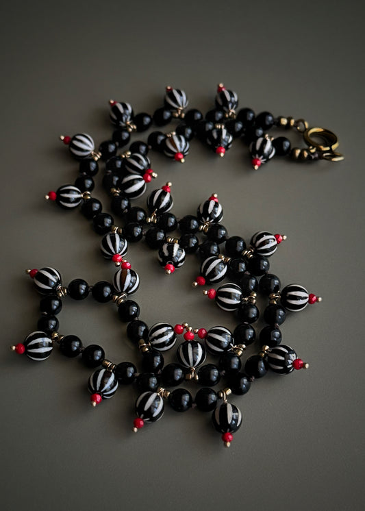 Collana distesa su sfondo grigio