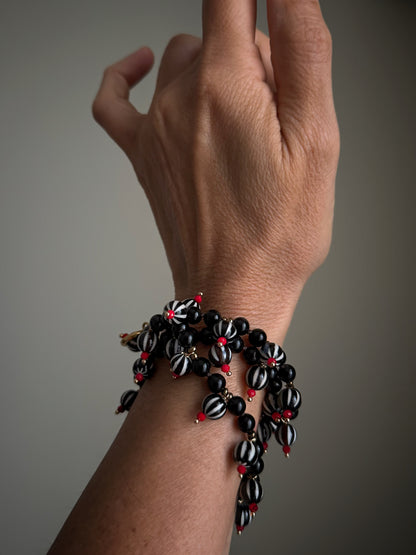 Collana indossata al polso come bracciale avvolto (versatilità)