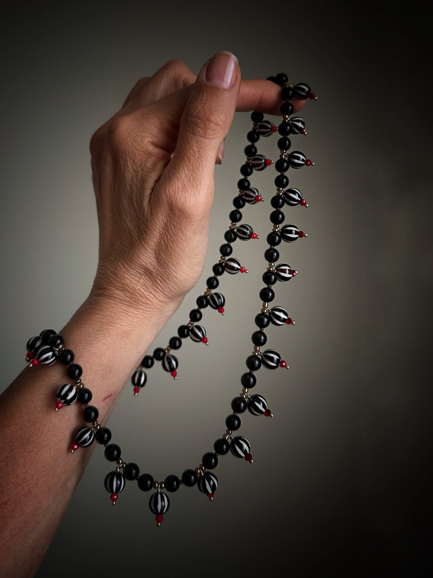 Collana tenuta in mano (mostra lunghezza e ciondoli)