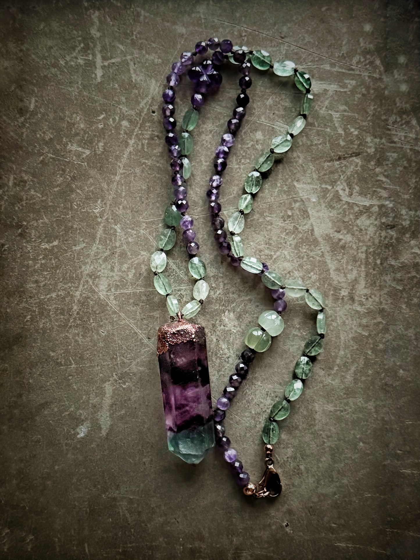 Collana annodata in Avventurina verde e Ametista con ciondolo a punta di Fluorite lavorato in rame – Ebbijoux