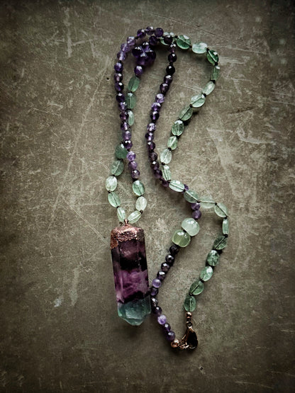 Collana annodata in Avventurina verde e Ametista con ciondolo a punta di Fluorite lavorato in rame – Ebbijoux