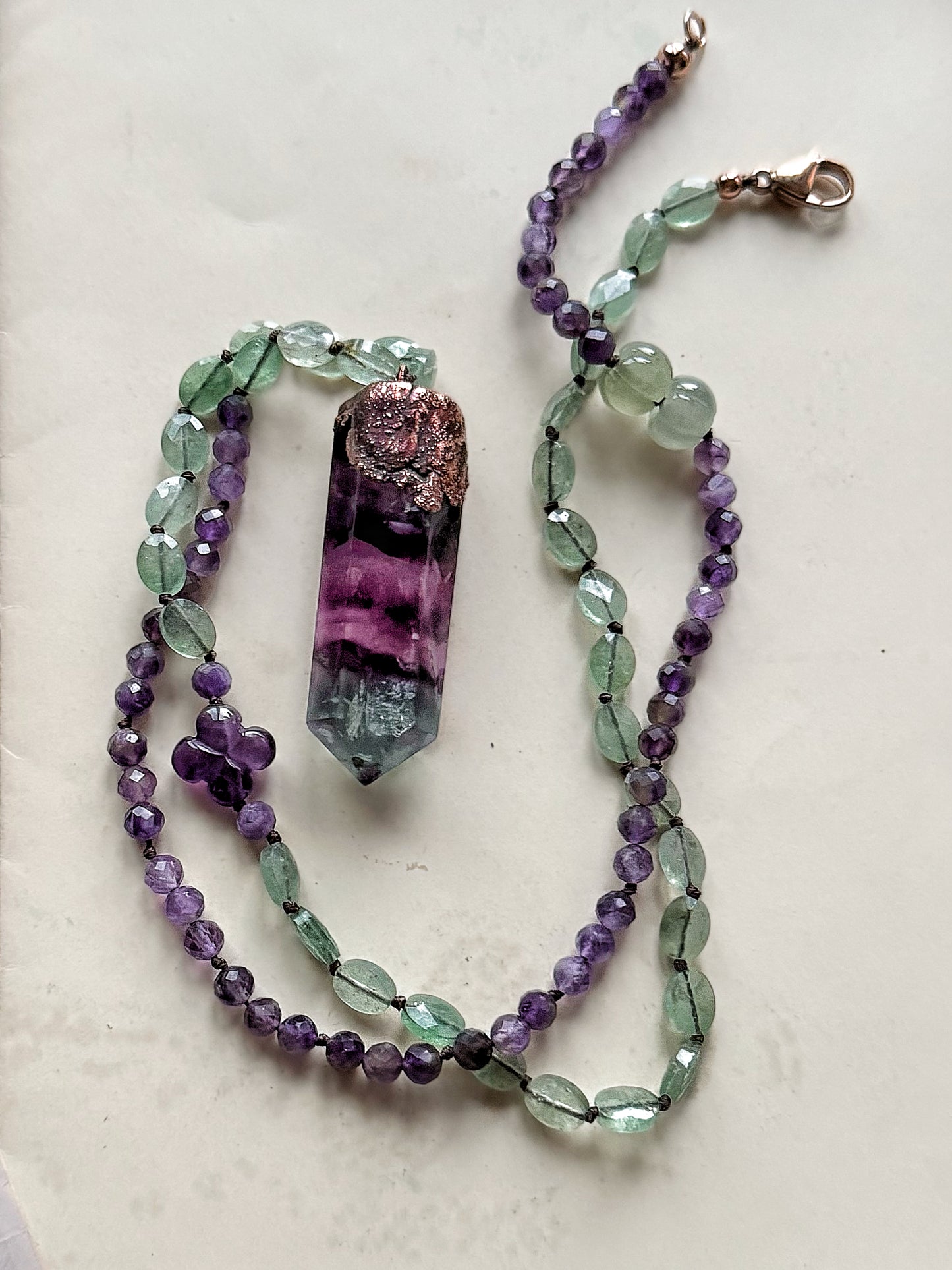 Collana annodata con Avventurina verde e Ametista e ciondolo a punta di Fluorite lavorato in rame – Ebbijoux