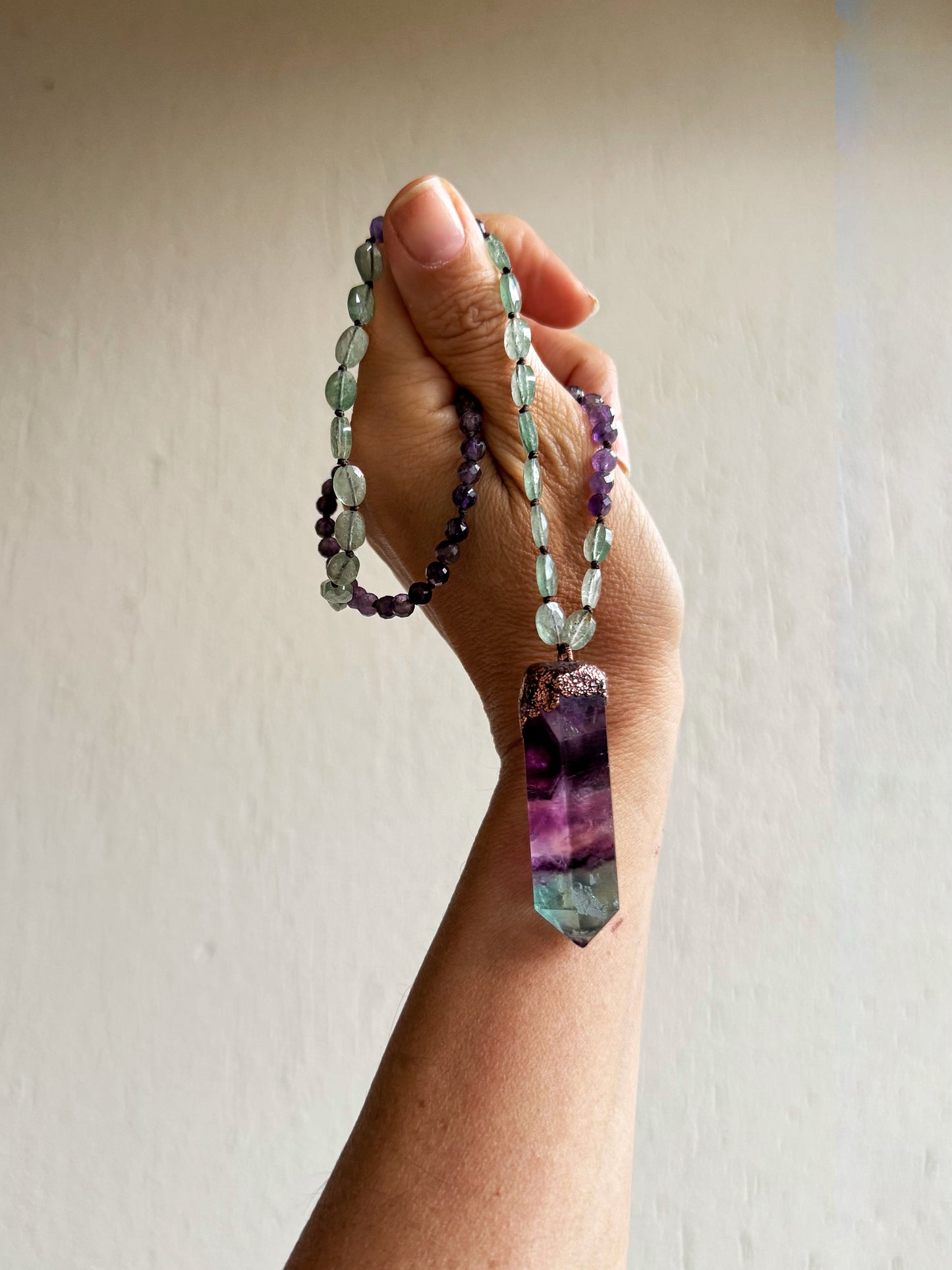 Collana Avventurina verde e Ametista con ciondolo a punta di Fluorite lavorato in rame 