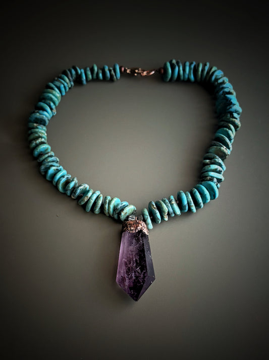 Girocollo in chips di turchese con punta di ametista naturale su sfondo grigio – Ebbijoux