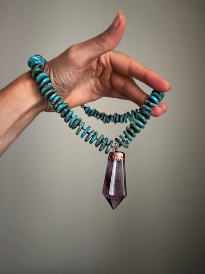 Girocollo Ebbijoux in turchese con punta di ametista naturale, pezzo unico fatto a mano – Ebbijoux