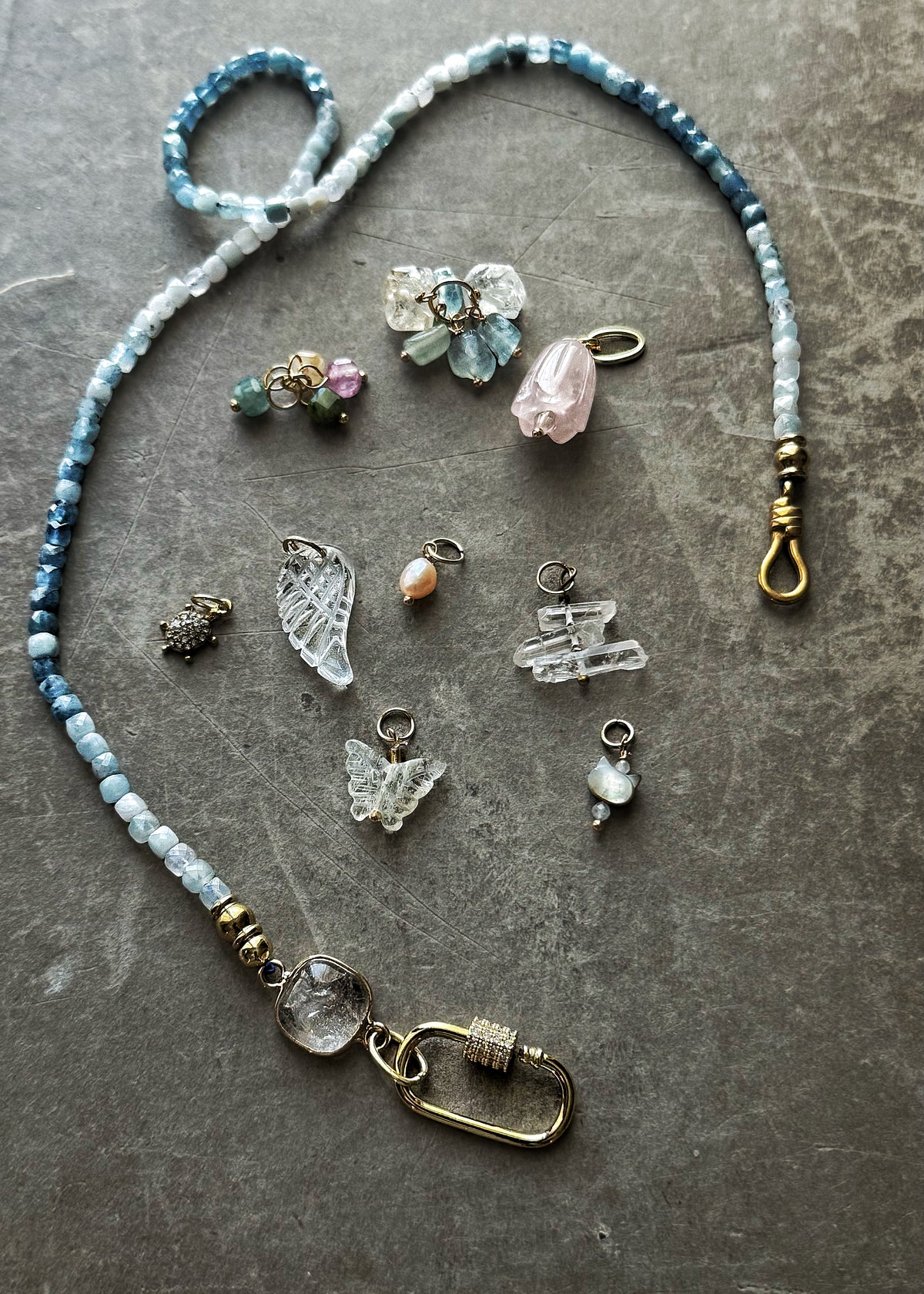 Dettaglio ciondoli intercambiabili: farfalla in quarzo, gattino in madreperla, tartaruga oro e strass – Ebbijoux