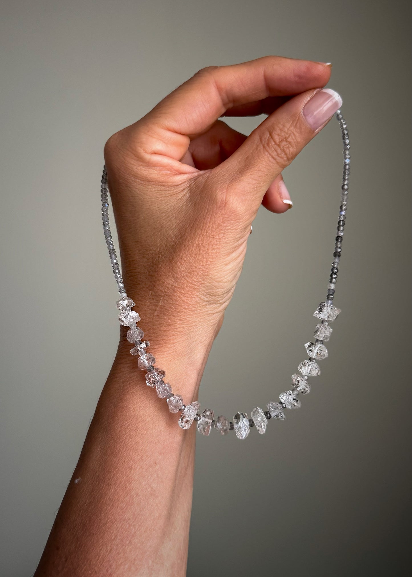 Girocollo in Labradorite e Quarzi di Herkimer con pietre cangianti e cristalli trasparenti al centro, chiusura oro rosa — Ebbijoux