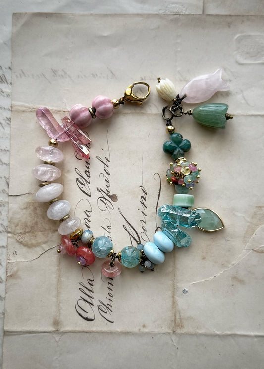 Bracciale con pietre miste colori pastello, ciondoli e fiori - Modello 16