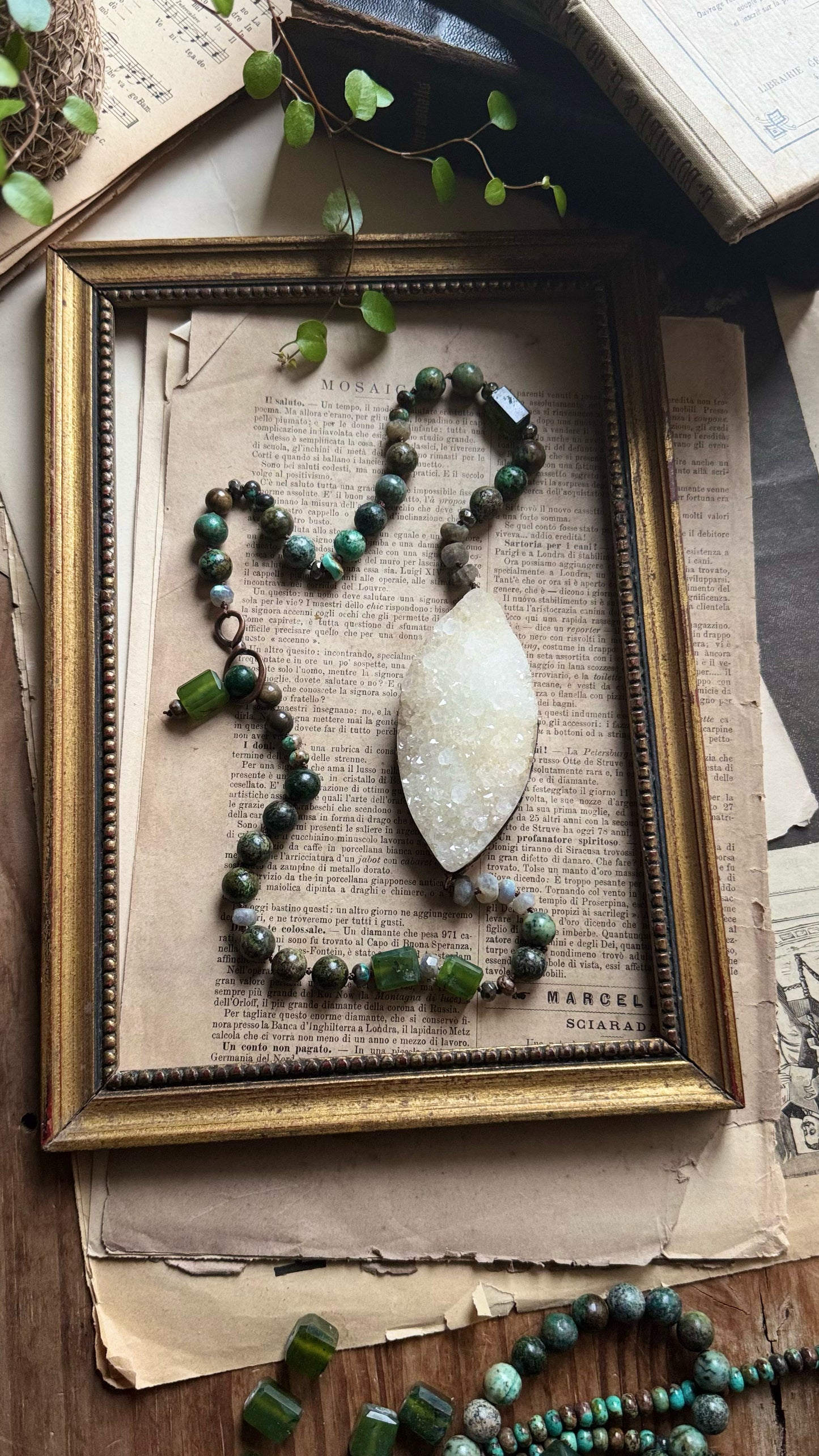 Collana con drusa di quarzo, turchesi e prehnite