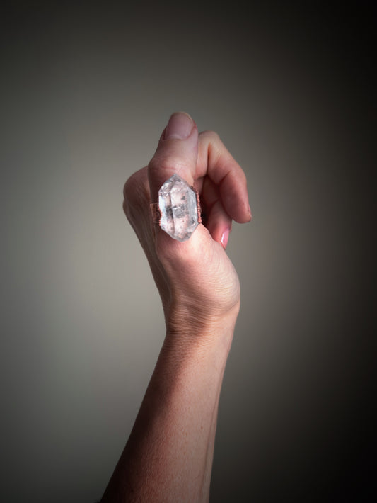 Anello con grande pietra di Herkimer a doppia punta Mis. 9