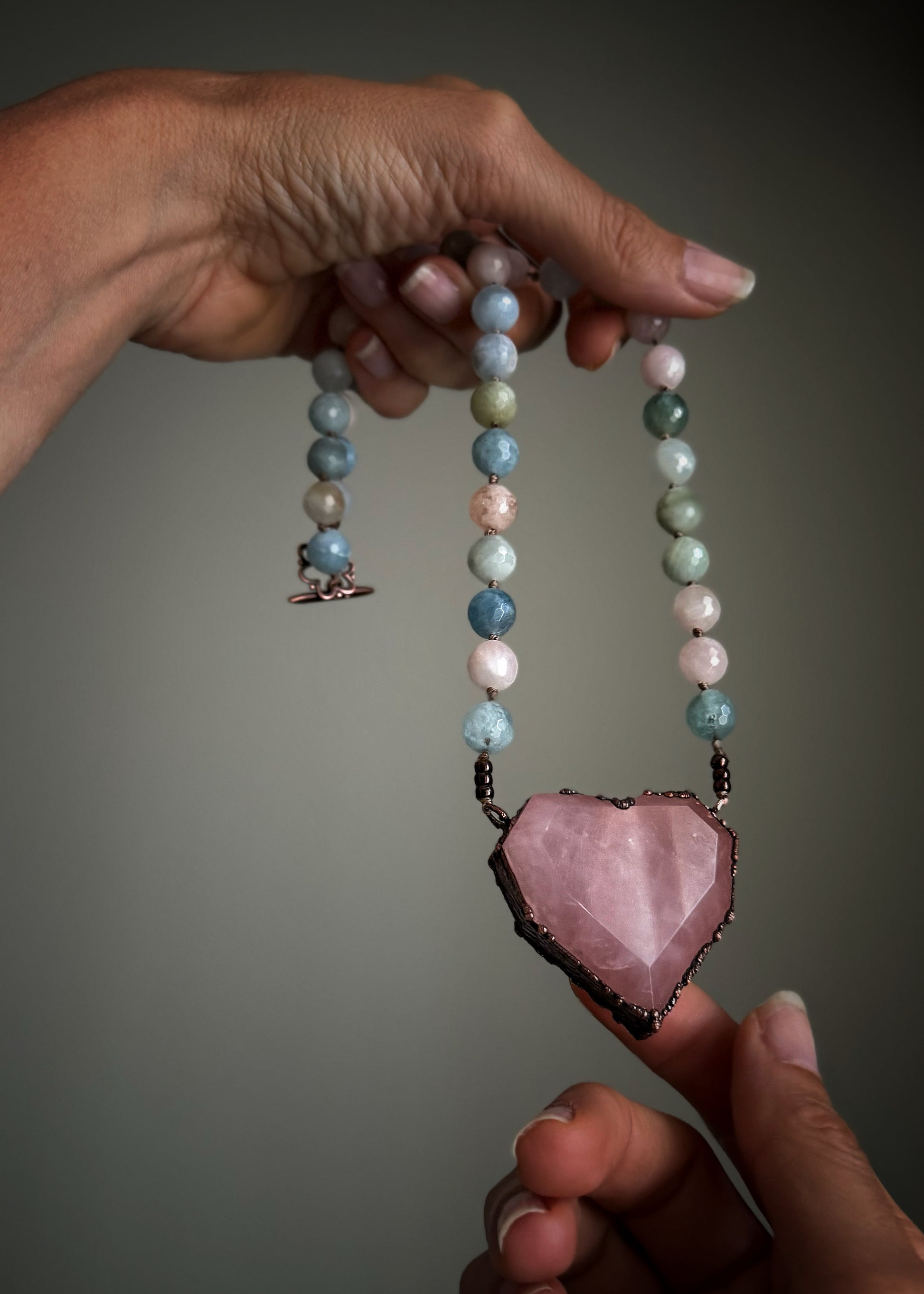 Collana girocollo con pietre di morganite naturale sfaccettate annodate a mano — Ebbijoux