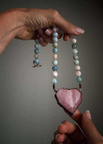 Collana girocollo con pietre di morganite naturale sfaccettate annodate a mano — Ebbijoux