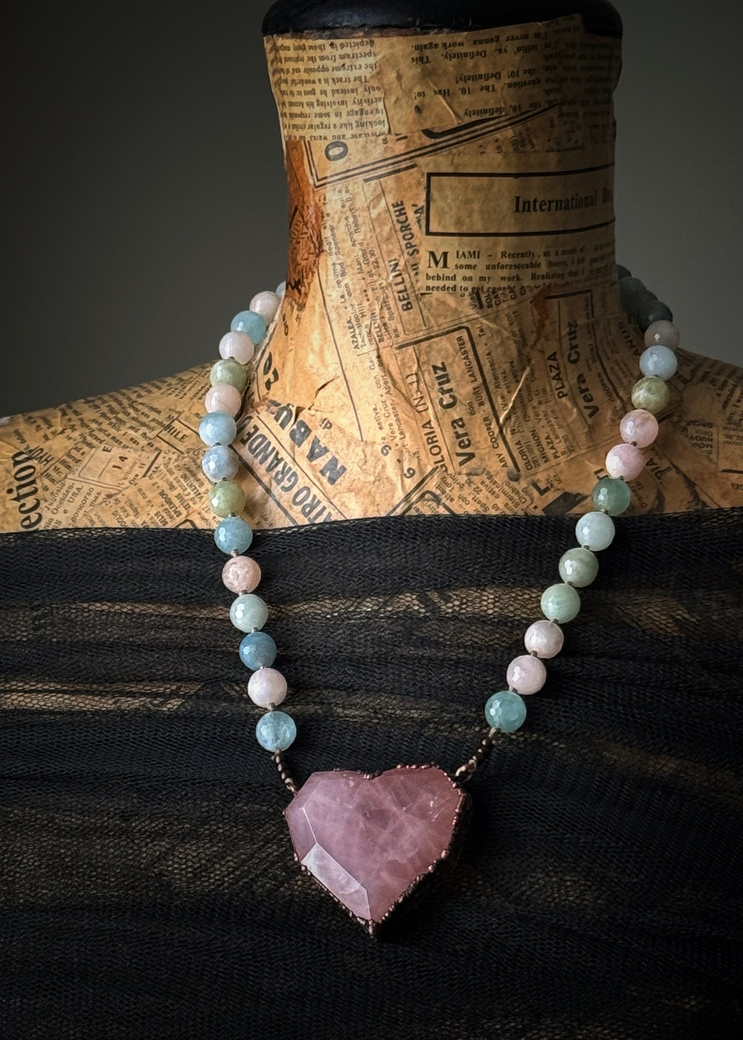 Girocollo cuore di quarzo rosa sfaccettato su manichino — Ebbijoux