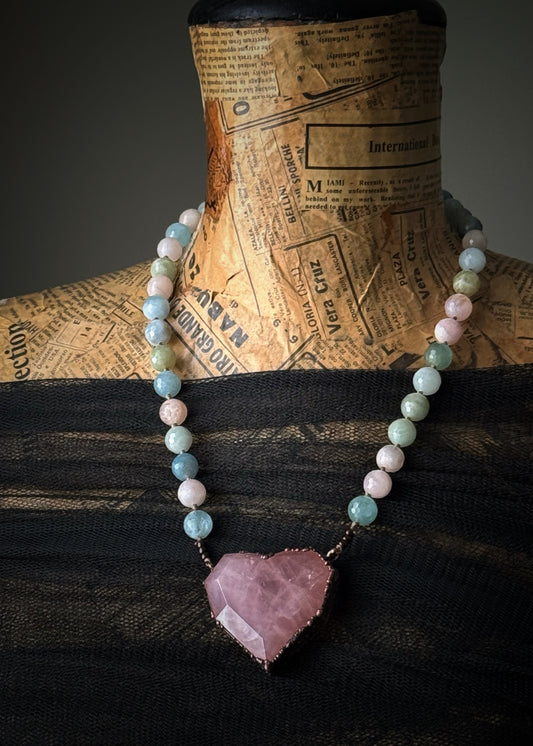 Girocollo cuore di quarzo rosa sfaccettato su manichino — Ebbijoux