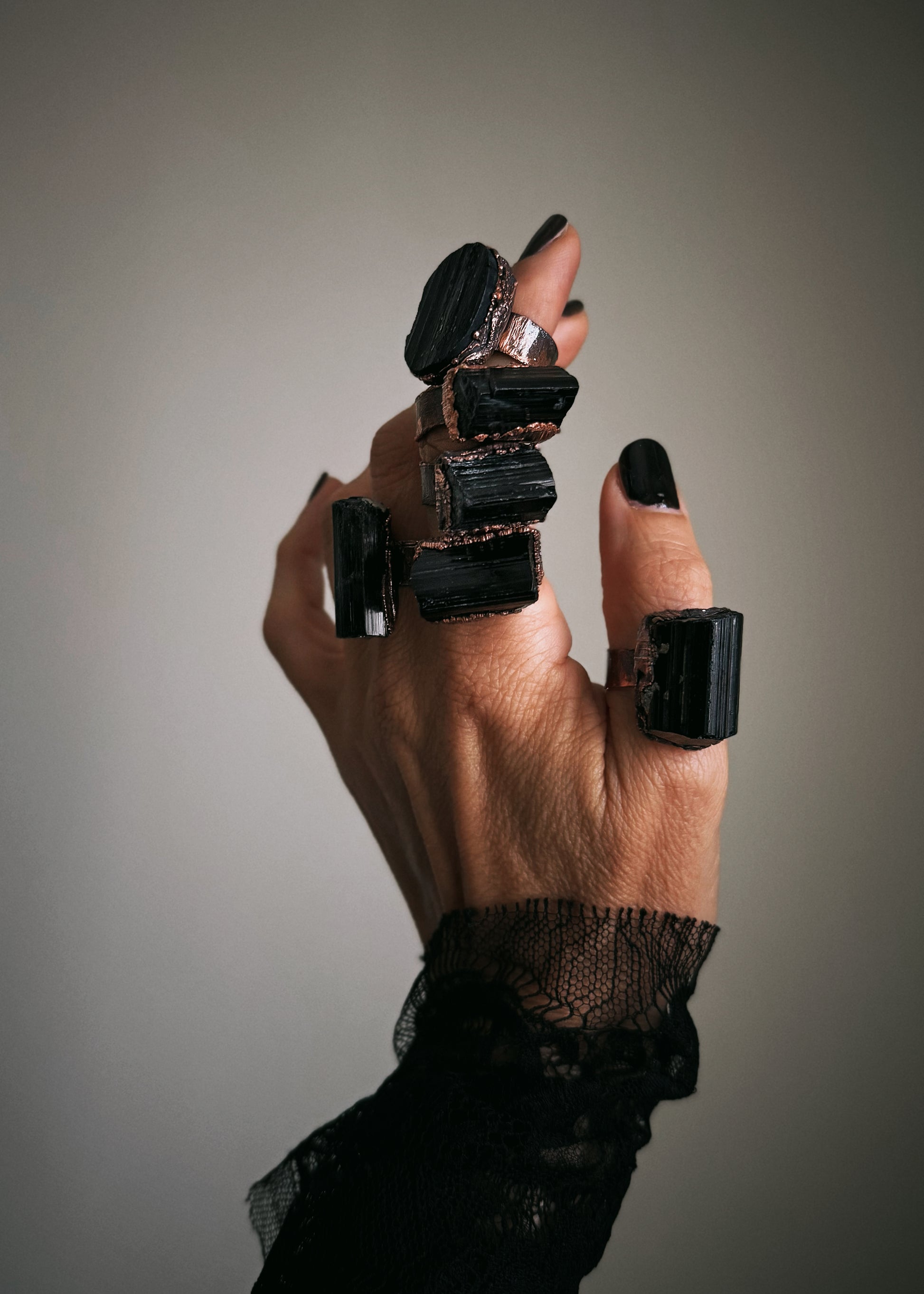 Anello rame tormalina nera grezza su mano, vista frontale — Ebbijoux
