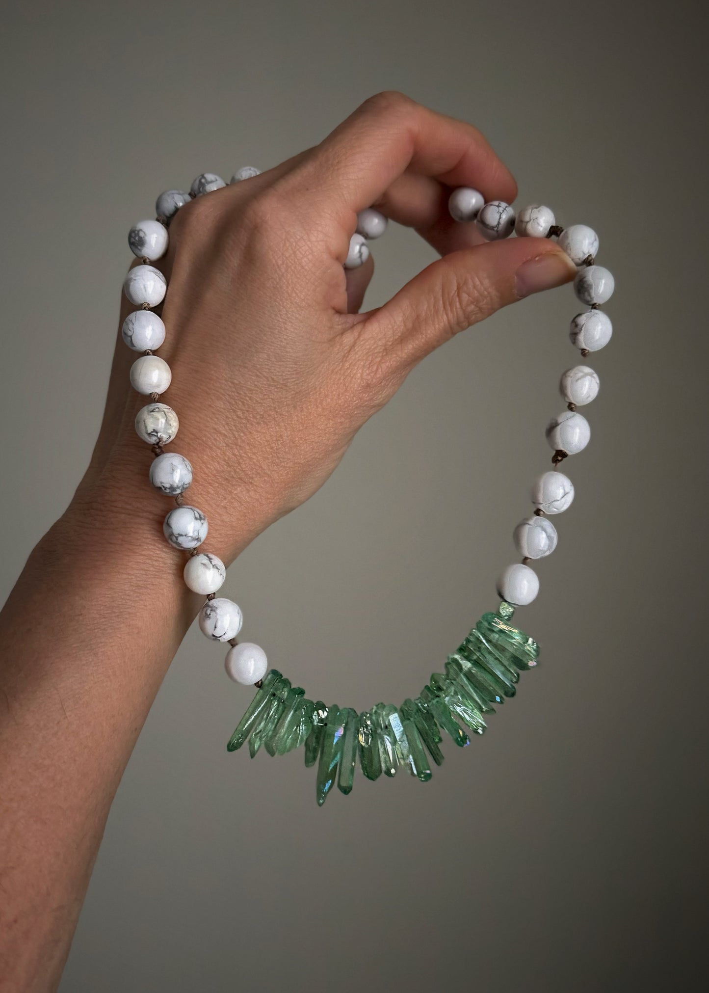 Collana in Howlite bianca e Quarzo Aura verde