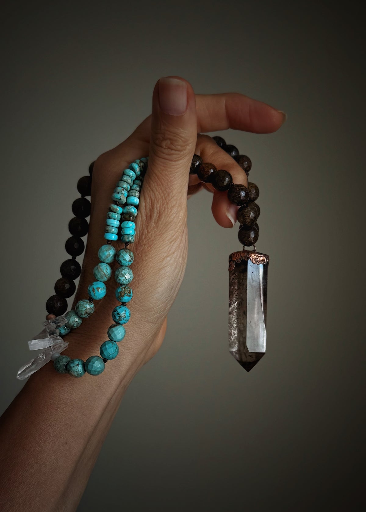 Collana Annodata con Turchese, Bronzite e Quarzo Fumé – Mod.19