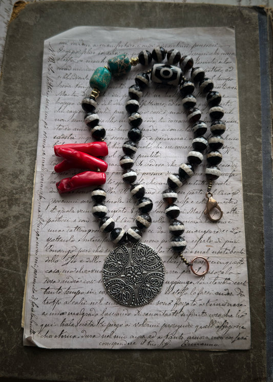 Collana con Agata Dzi , corallo bambù e ciondolo etnico – Mod.29