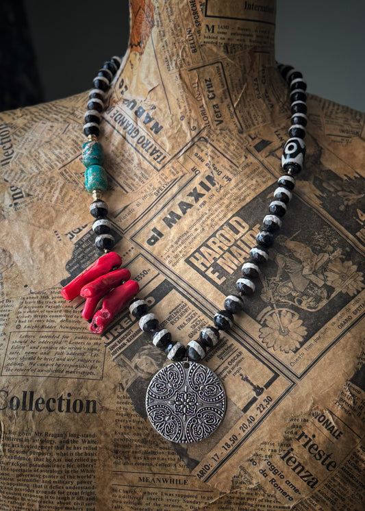 Collana con Agata Dzi , corallo bambù e ciondolo etnico – Mod.29