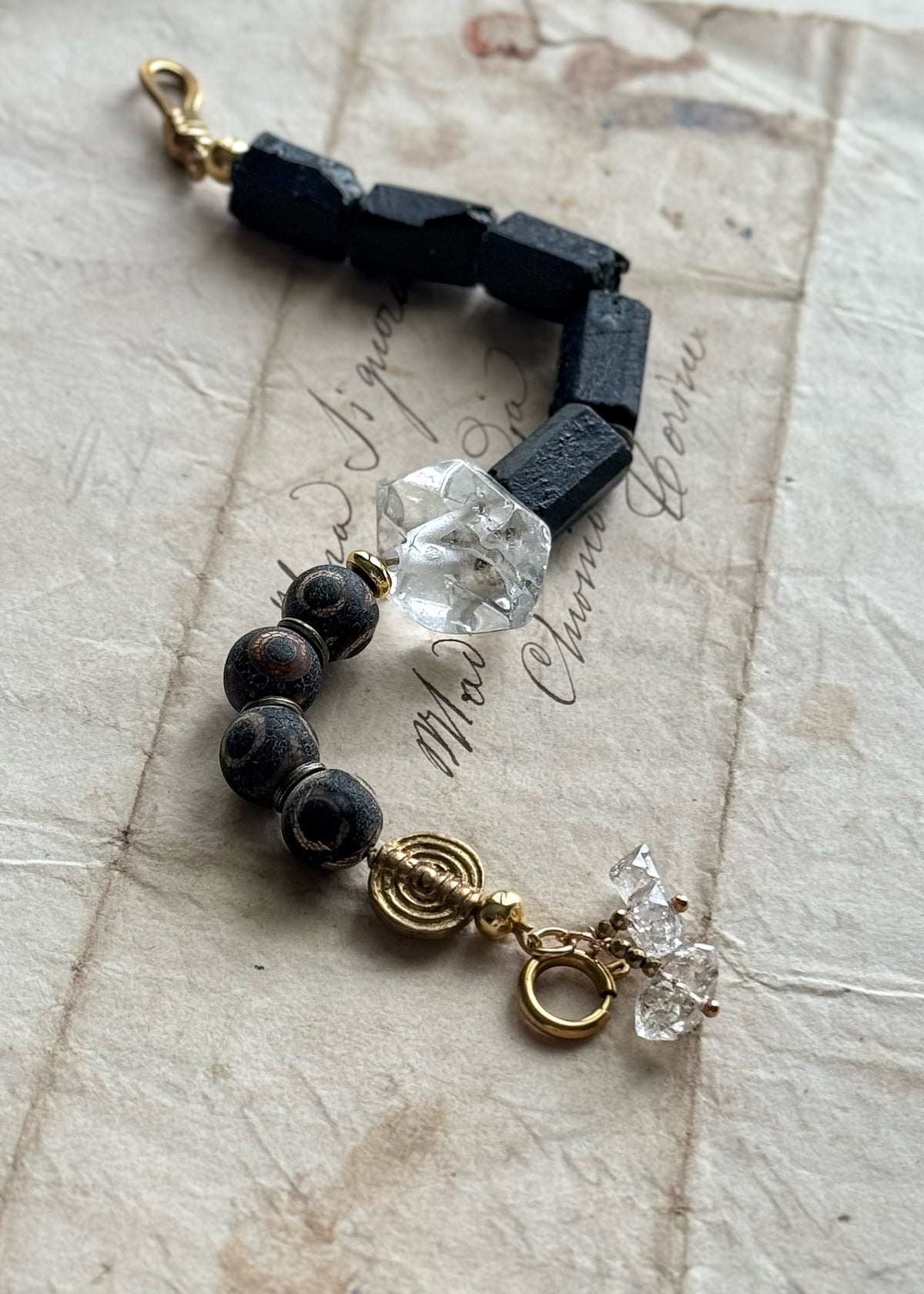 Bracciale fatto a mano con pietre naturali grezze, moschettone placcato oro e pendenti in quarzo Herkimer — Ebbijoux