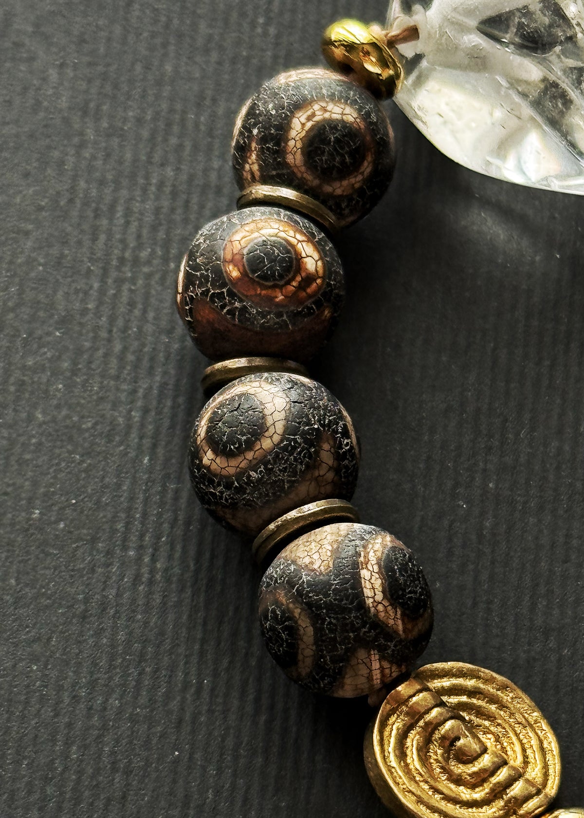 Dettaglio perle di Agata DZI Crackle e cristallo di quarzo Herkimer grezzo — bracciale artigianale Ebbijoux