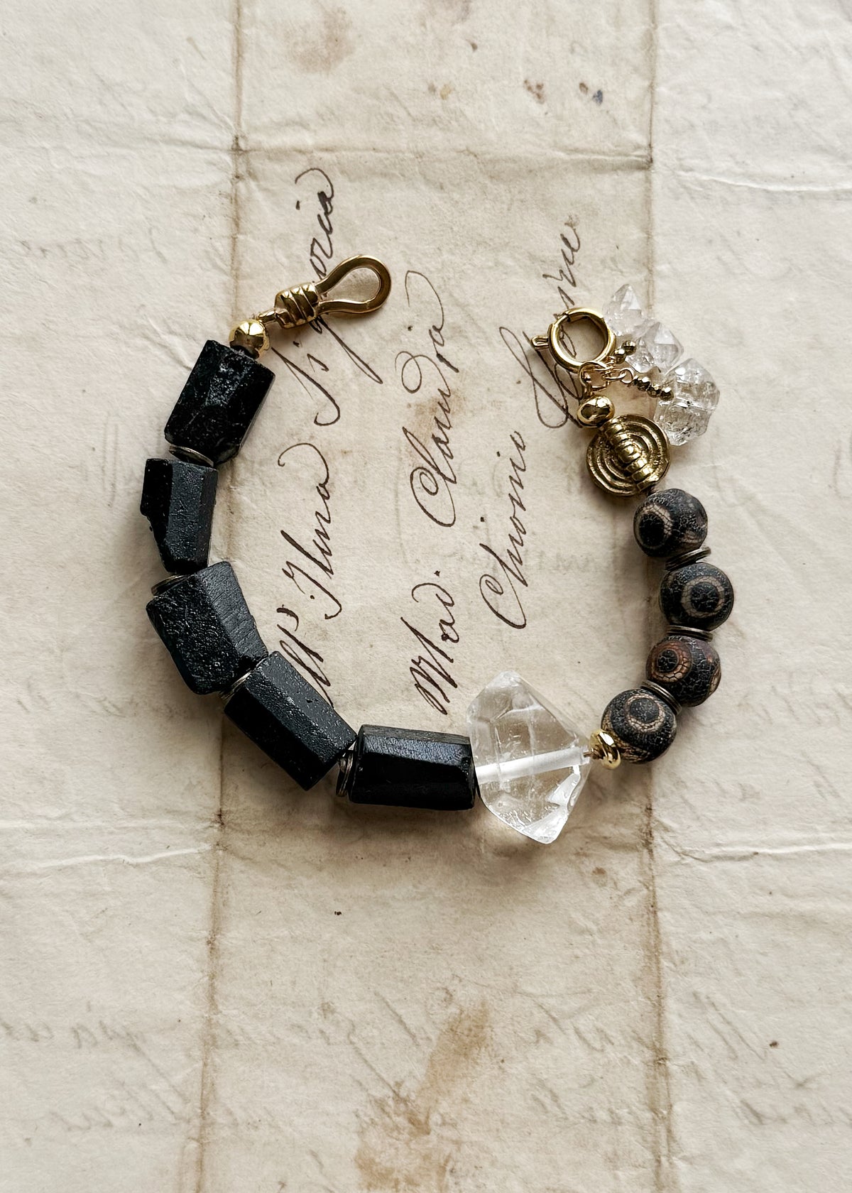 Dettaglio perle di Agata DZI Crackle e cristallo di quarzo Herkimer grezzo — bracciale artigianale Ebbijoux