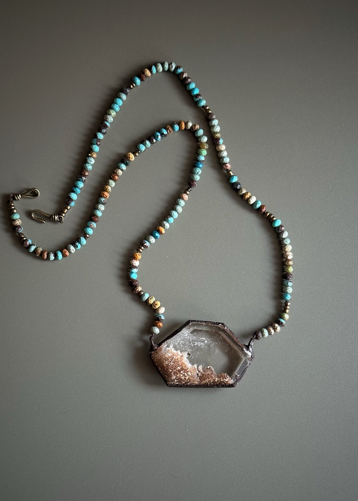 Collana con rondelle di turchese Arizona e ciondolo in quarzo