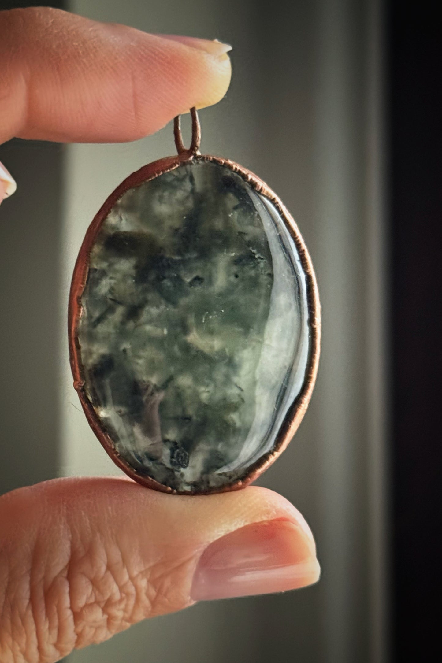 Ciondolo ovale con Prehnite con inclusioni di Epidoto