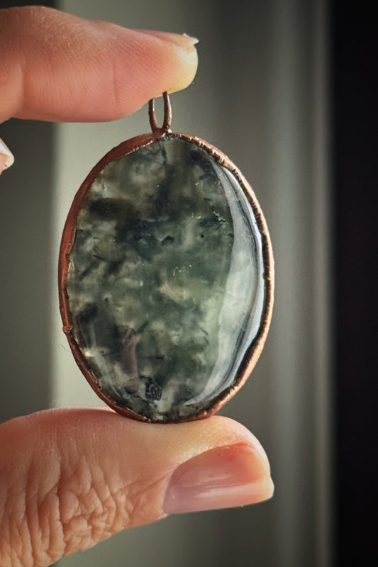 Ciondolo ovale con Prehnite con inclusioni di Epidoto