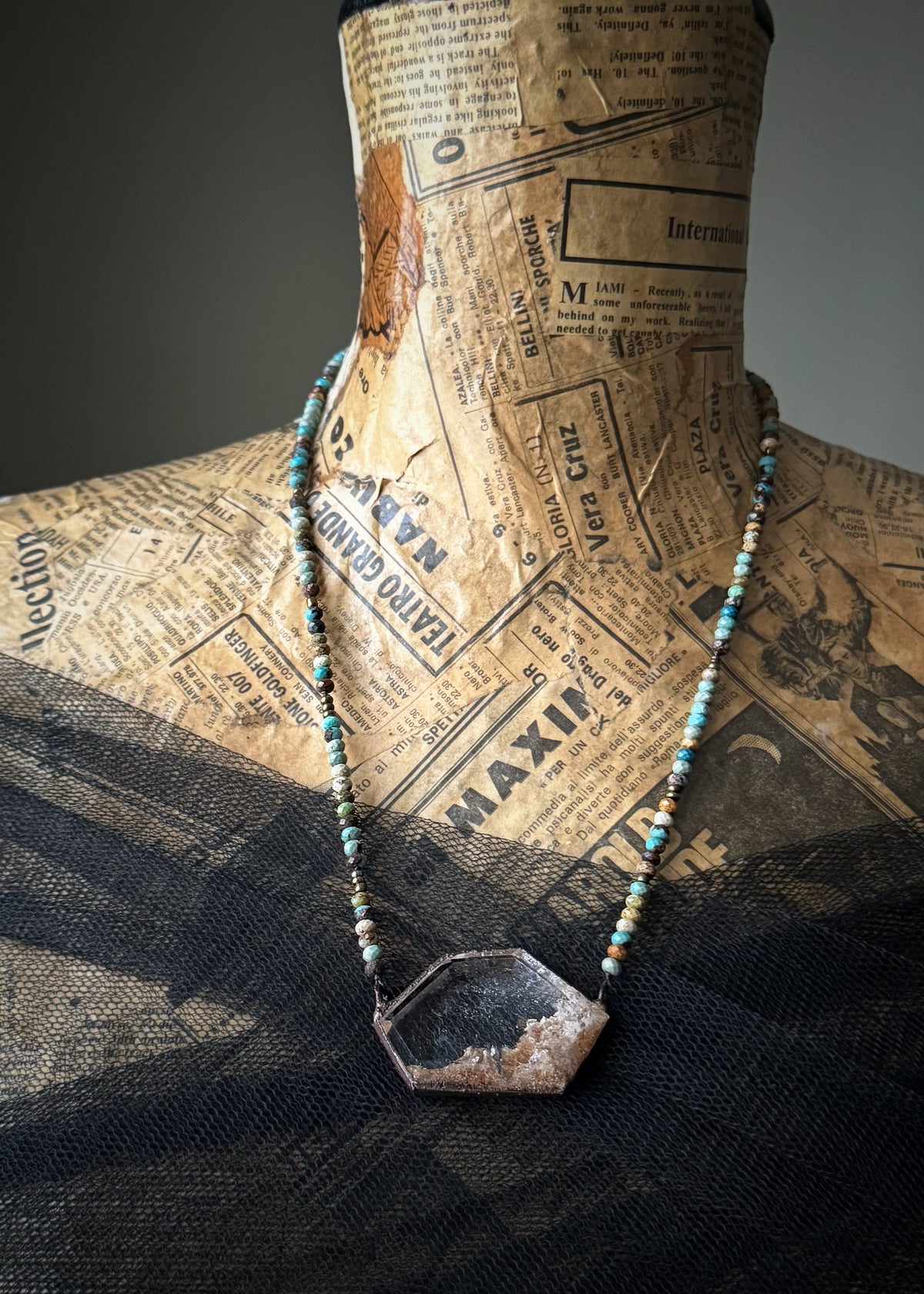 Collana con rondelle di turchese Arizona e ciondolo in quarzo. Ebbijoux
