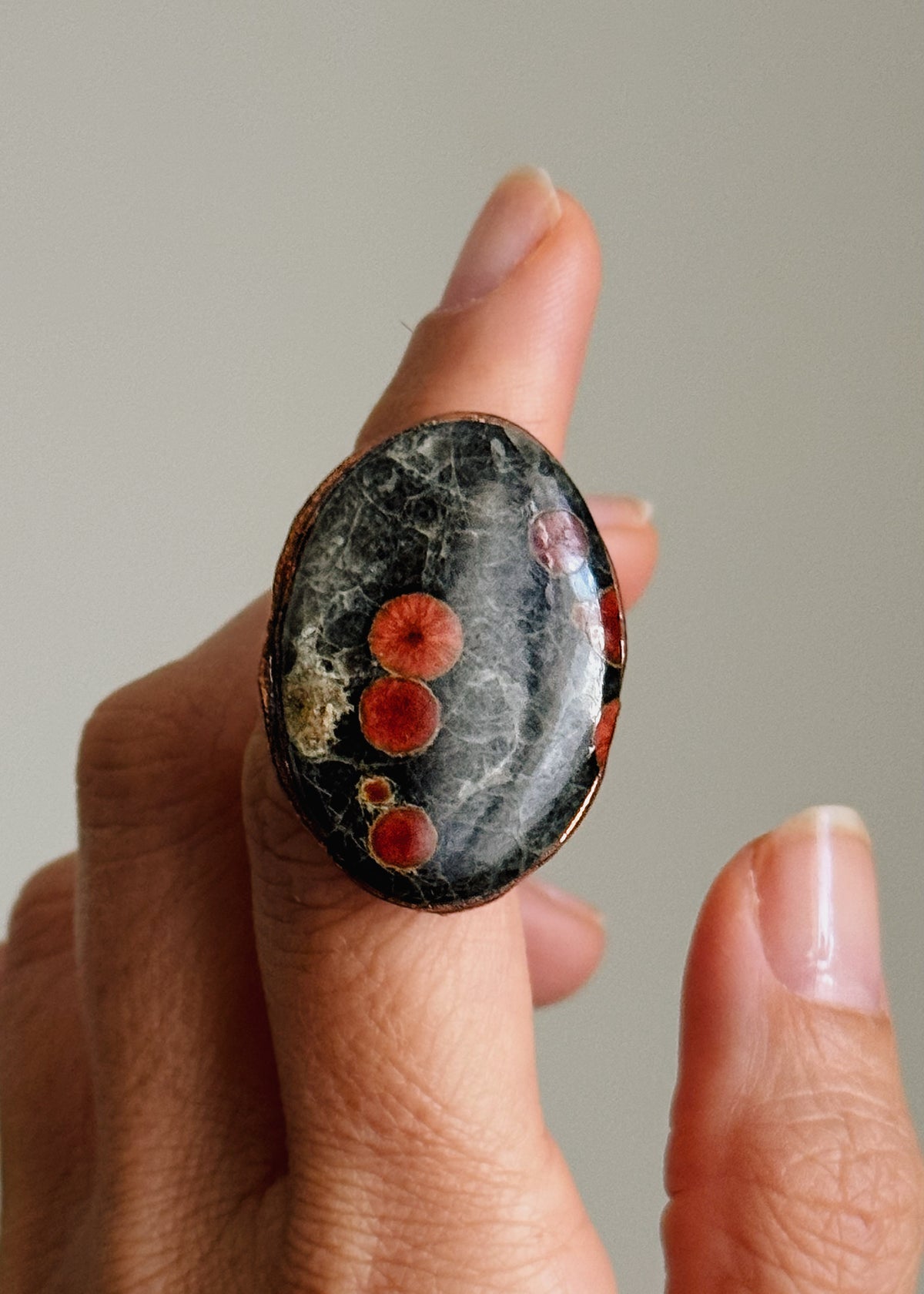 Anello artigianale in rame con ossidiana peanuts, misura US 6, pietra ovale 36 × 28 mm