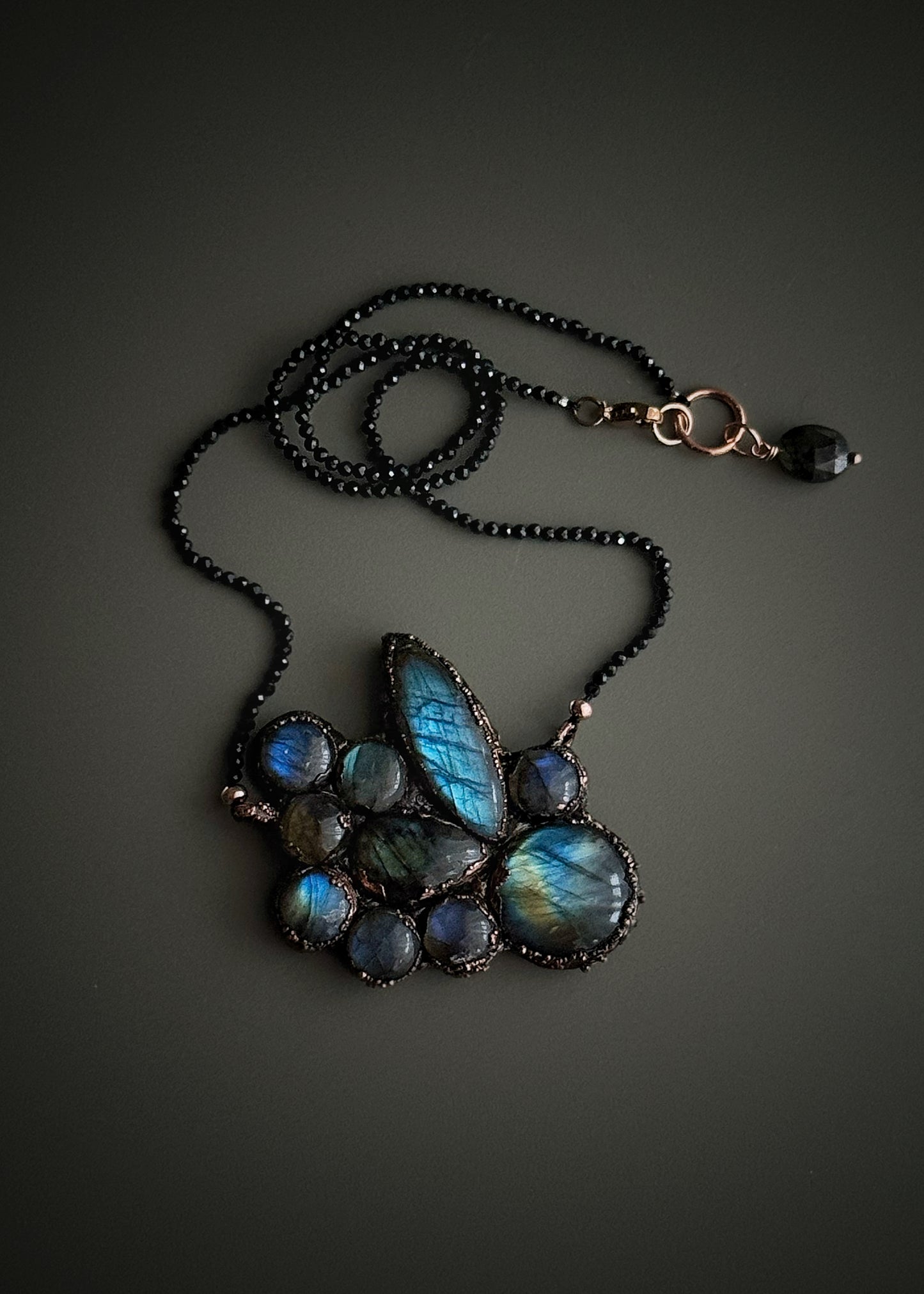 Girocollo con Labradorite e Spinello Nero - Gioiello Unico in Rame Brunito