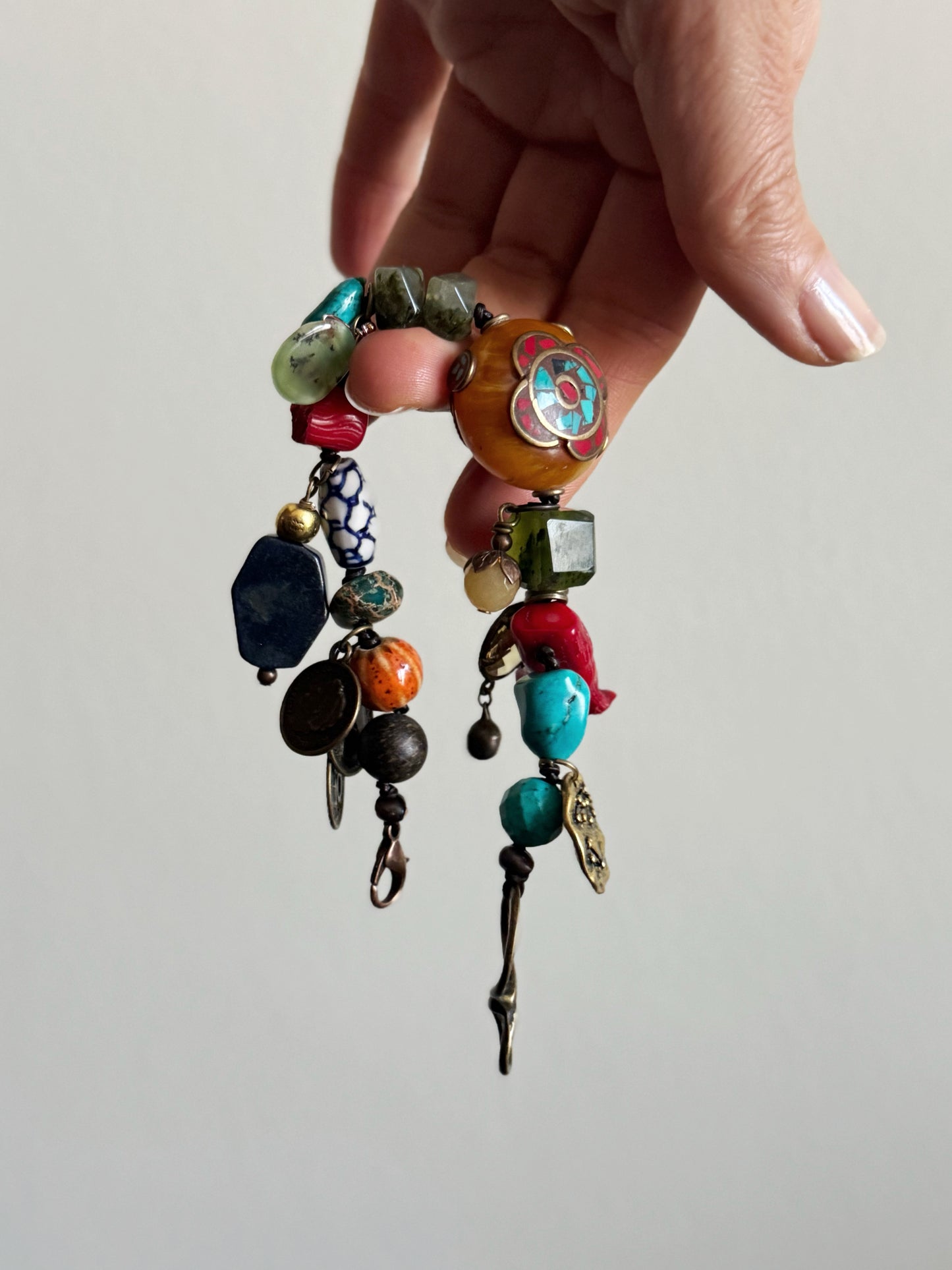 Bracciale Multicolore con Pietre Miste e Ciondoli - Modello 01