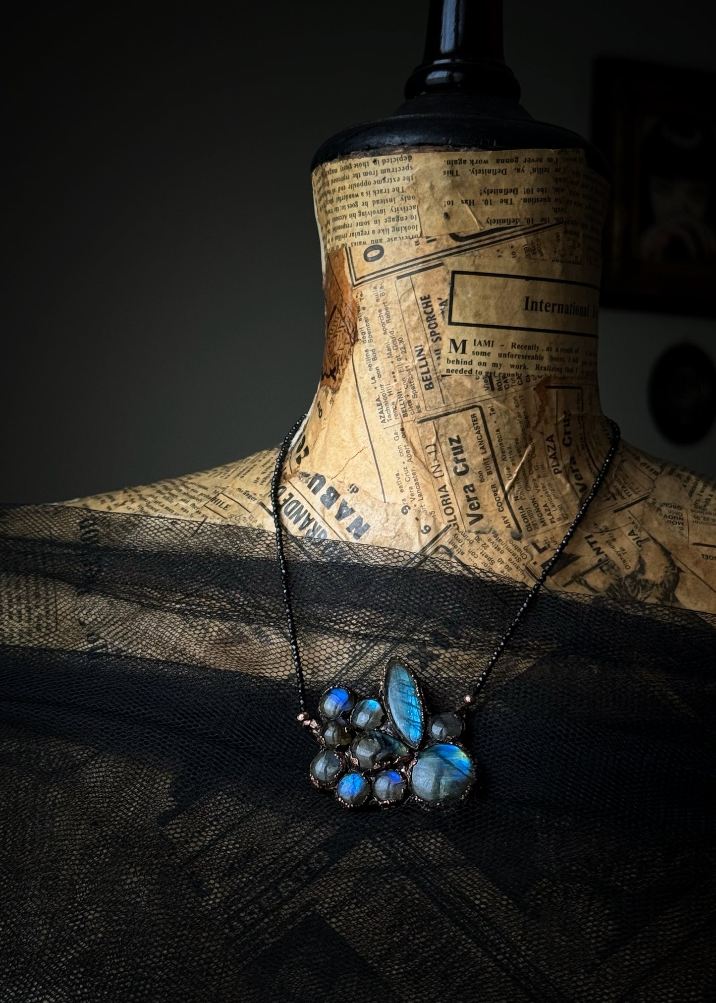 Girocollo con Labradorite e Spinello Nero - Gioiello Unico in Rame Brunito