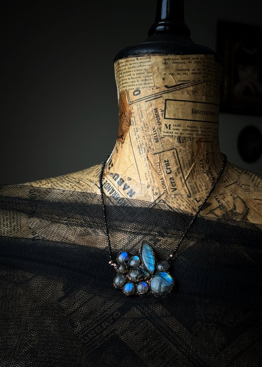 Girocollo con Labradorite e Spinello Nero - Gioiello Unico in Rame Brunito