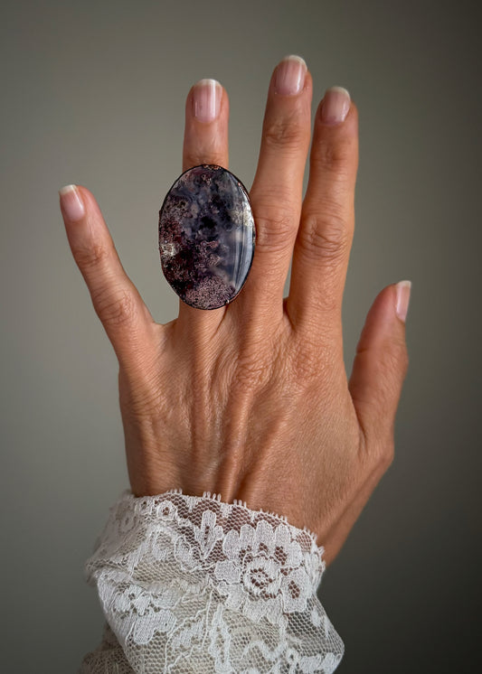 Anello in rame con grande agata muschio viola e burgundy, vista completa sulla mano